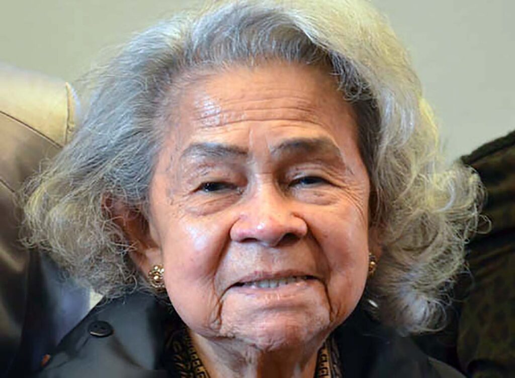 Butalar ichida yalangoch qizlar Uyga kelgan mast ayolni sikdim.